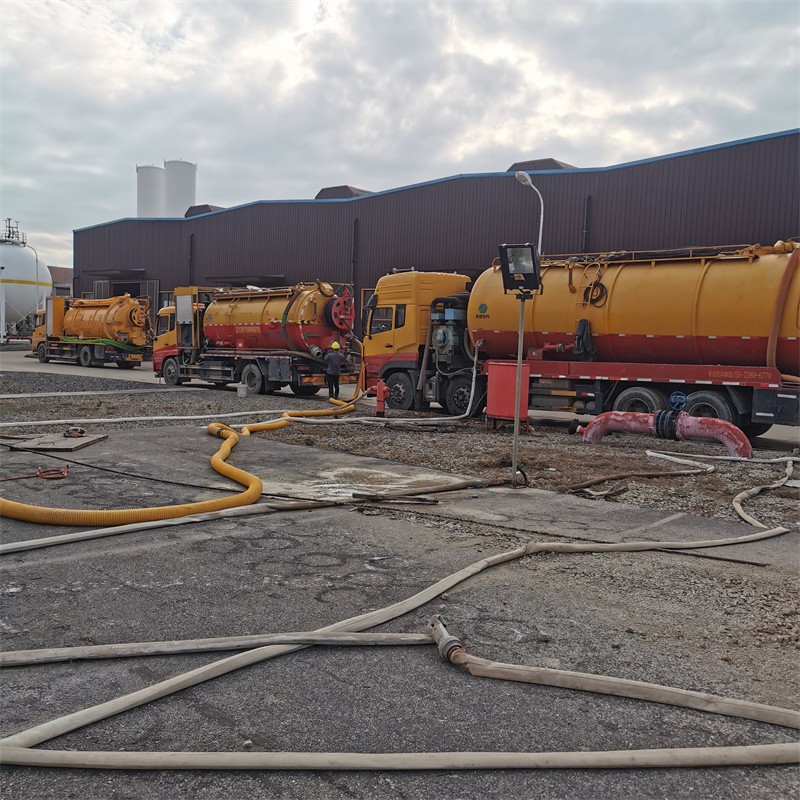 桥东污水池清理